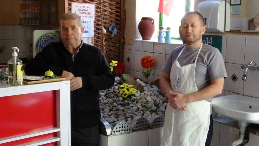 Isparta’da Pide Salonuna Giriş Yapan Müşteriler Mezara Dua Ediyor! 5